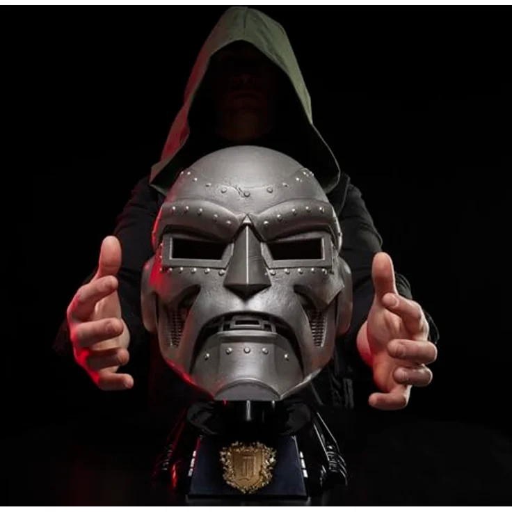 Hasbro Marvel Legends Doctor Doom Rollenspiel Replica Helm, 1:1 Maßstab mit grüner Stoffkapuze und Ständer – Bild 6