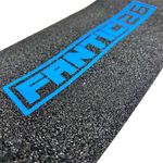 Fantic26 Stuntscooter Fantic26 Stunt-Scooter Griptape 58,5cm x 15,5cm Basic Schwarz/Blau - Reißfestes PVC-Material, optimierte Körnung, kinderleichte Montage