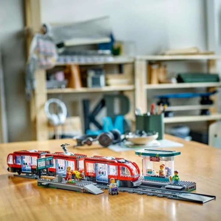 LEGO® Konstruktionsspielsteine Straßenbahn mit Haltestelle (60423), LEGO LEGO City, (811 St), Made in Europe – Bild 3