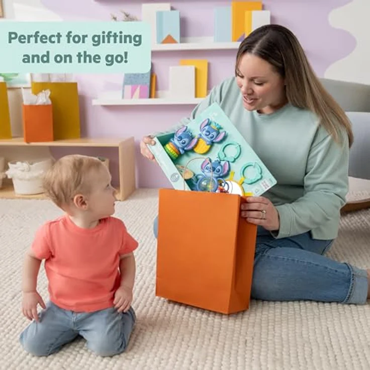 Bright Starts Disney Baby Stitch Tropical Treasures Greifspielzeug Geschenkset, inklusive Rassel, Beißring und Aktivitätsspielzeug für Neugeborene – Bild 7