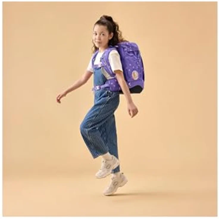 ergobag Maxi Set 6-teilig, ergonomischer Schulrucksack für große Kinder, höhenverstellbar, wasserdichte Bodenwanne, inkl. Sportrucksack und gefülltem Federmäppchen – Bild 2