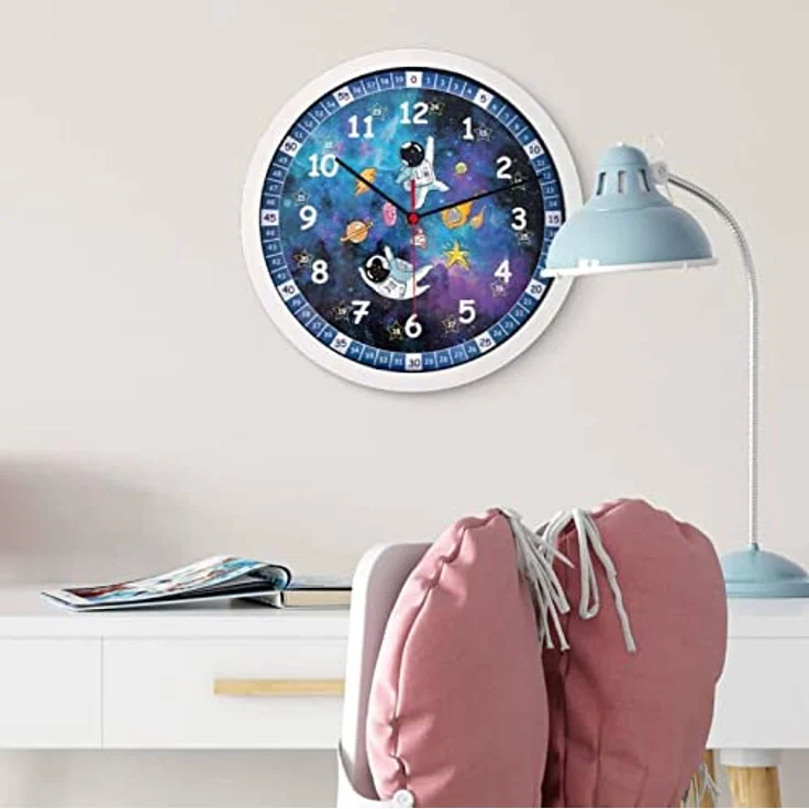 K&L Lautlose Kinder Wanduhr für Mädchen und Jungen langlebige Lernuhr 30cm groß Uhrzeit lesen Lernen Kinderuhr Lesehilfe (30 cm, Fliegende Astronauten) - Preisvergleich – Bild 4