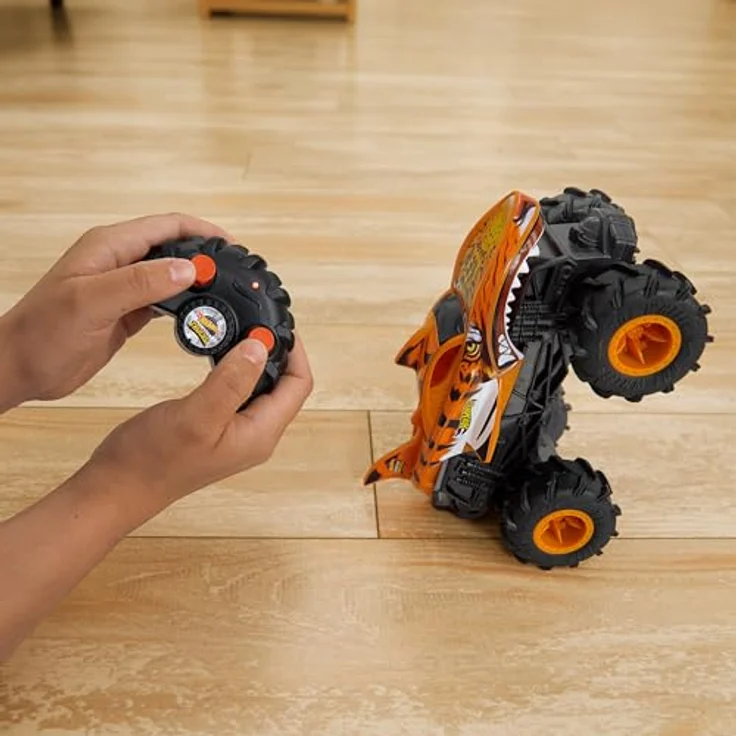 Hot Wheels HW Tigerhai RC, Ferngesteuertes Monster Truck im Maßstab 1:24 mit Allradfunktionen und Action-Geländereifen, 30 m Reichweite, bis zu 8 km/h, HNV03 – Bild 4