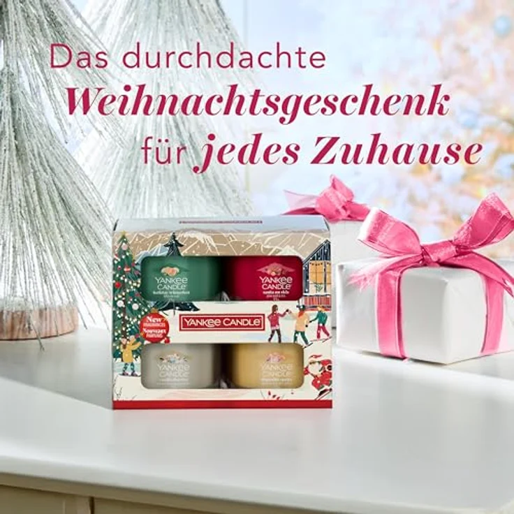 Yankee Candle Geschenkset Votivkerzen im Glas, 4 x 37 g, Christmas Collection mit Holiday Winterfest, Santa on Skis, Slopeside Spritz und Vanilla Flurries – Bild 2