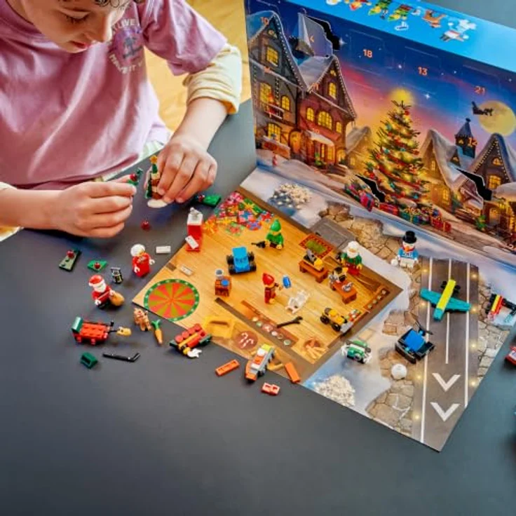 LEGO City Advent Calendar 2026, weihnachtliches Countdown-Set mit 24 Überraschungen, inkl. Weihnachtsmann und Figuren, 252 Steine, für Kinder ab 5+ – Bild 6