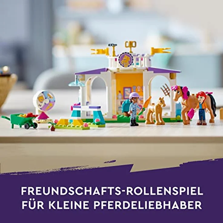 LEGO 41746 Friends Reitschule Set mit 2 Spielzeug-Pferden, Aliya und Mia Mini-Puppen, Reitstall- und Pferdespielzeug, Tierpflege-Geschenk für Kinder, Mädchen und Jungen ab 4 Jahre – Bild 2
