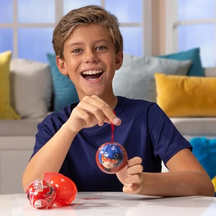 Miraculous 4-1 Überraschungs-Miraball, Spielzeug mit Metallkugel, Kwami-Plüsch, glitzernden Aufklebern und Sammelbroschüre, 7,1 cm, 1 Stück – Bild 5
