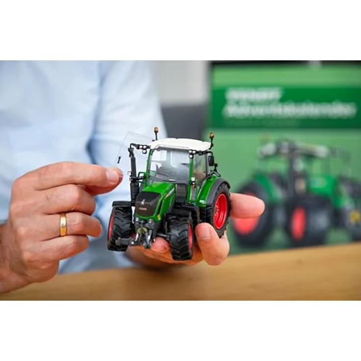 FRANZIS 67231 - Fendt Adventskalender: Fendt Advent Calendar mit extra großem Modellbausatz und original FENDT-Klang – Bild 5