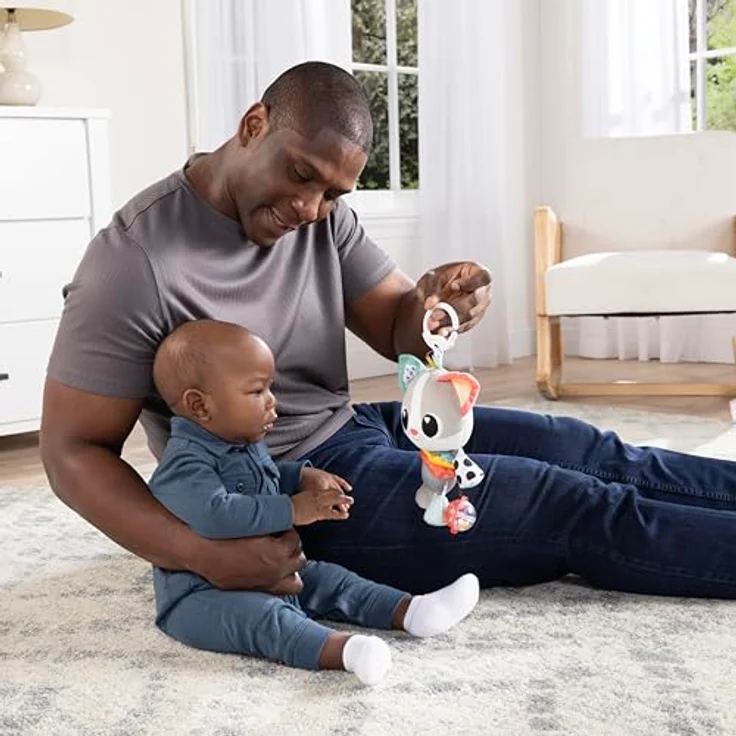 Lamaze Millie die Katze, Kinderwagen-Spielzeug zum Anklipsen mit verschiedenen Texturen, Rassel, Knisterohren und Satinbändern – Sensorik-Spielzeug für Babys ab 0 Monaten in Grau – Bild 4