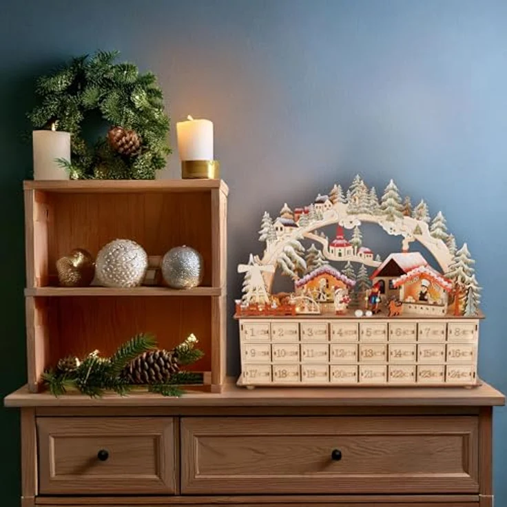 BRUBAKER Adventskalender zum Befüllen - Weihnachtsdorf 2024 aus Holz mit LED Beleuchtung - Dorf mit Kindern, Bäckerei, Hund und Wald - 40 cm Kalender mit Bogen - Braunoptik - Beleuchtet – Bild 2