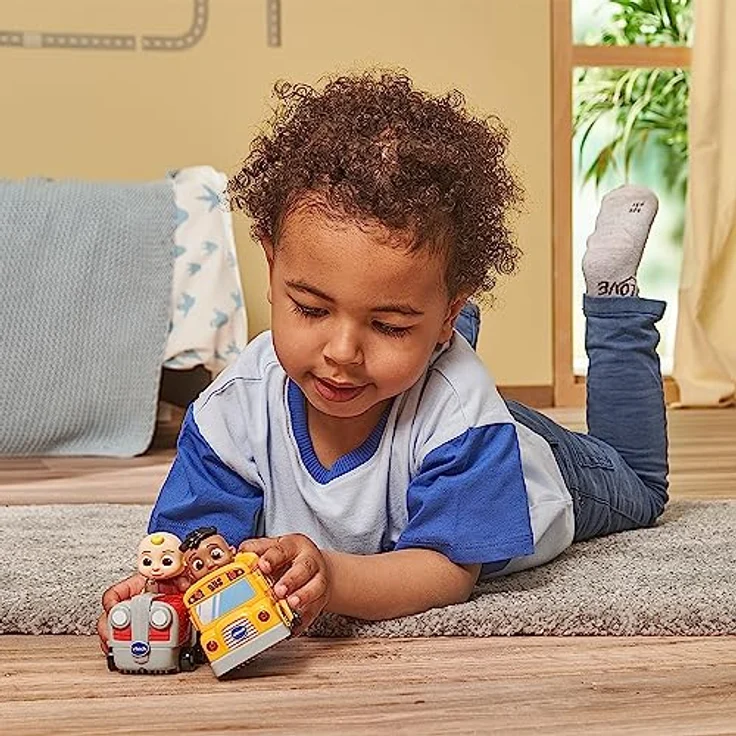 VTech Tut Tut Baby Flitzer - CoComelon JJs Traktor inkl. Schiene – Spielzeugtraktor mit Magischen Sensoren, Leuchteffekten, Musik, spannenden Sätzen und Geräuschen – Für Kinder von 1,5-5 Jahren – Bild 5