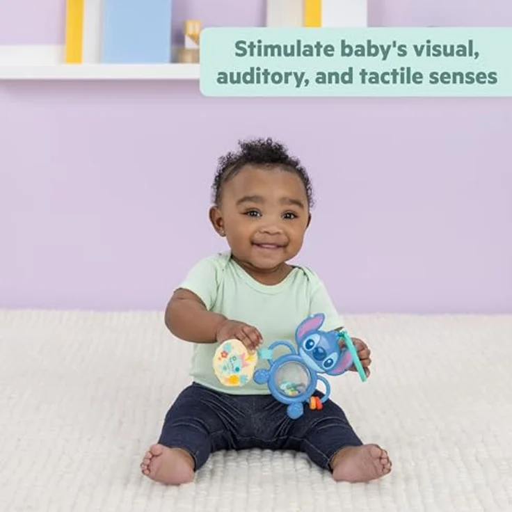 Bright Starts Disney Baby Stitch Tropical Treasures Greifspielzeug Geschenkset, inklusive Rassel, Beißring und Aktivitätsspielzeug für Neugeborene – Bild 4