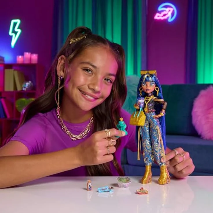 Monster High Cleo de Nile, Basispuppe (G3) mit goldenen Mumien-Akzenten, inklusive Haustier-Kobra Hissette und 7 Zubehörteilen – Bild 2