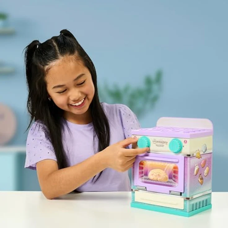 COOKEEZ MAKERY Lil’ Bakez – Backofen-Spielset „Kuschelige Kreationen“, inkl. 1 Plüschtier, Backzubehör und Rezeptbuch, für Kinder ab 5 Jahren – Bild 8