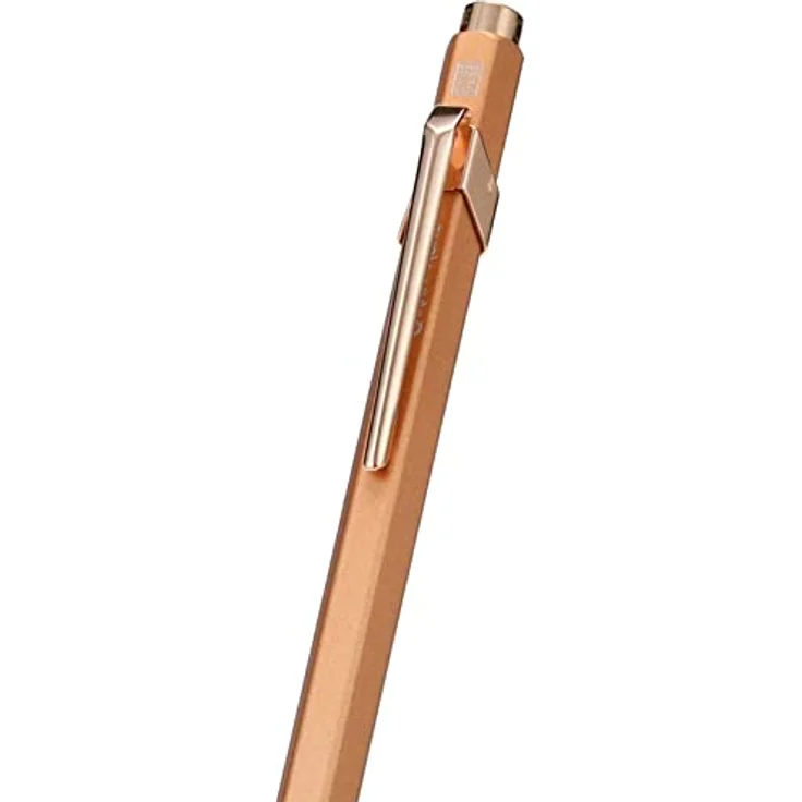 Caran d'Ache 849 Brut Rosé, Kugelschreiber im rosa-goldenen Farbton, nachfüllbar mit Goliath M-Tintenpatrone – Bild 5