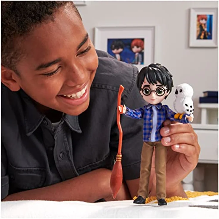 Wizarding World Harry Potter Geschenkset mit 20 3cm großer Harry Potter-Puppe mit Tarnumhang und 5 Puppen-Zubehörteilen Spielzeug für Kinder – Bild 3