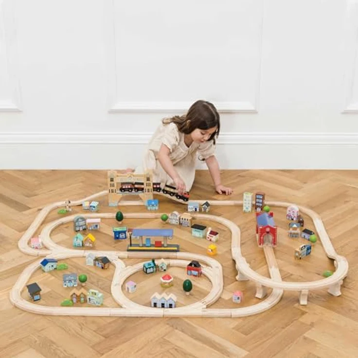 Le Toy Van London Train Set, 120-teiliges Holzeisenbahn-Set mit magnetisch verbindbaren Waggons, Gleisen und detaillierten Zubehörteilen aus nachhaltigem Holz, für Kinder ab 3 Jahren – Bild 8