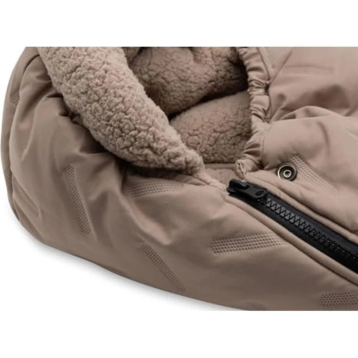 Jollein Fußsack Embossed Milky Coffee, für Babyschale und Kinderautositz Gruppe 0+, gefüttert mit Teddyfleece, Bionic-Finish für Wind- und Nässeschutz, 3-Punkt- und 5-Punkt-Gurt kompatibel – Bild 5