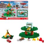 Mattel Disney Pixar Cars Microauta Adventskalender, mit 4 Mini-Fahrzeugen und winterlicher Schneemann-Autofigur