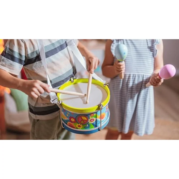 goki 61848 Trommel Blumenwiese, bunte Kinder Trommel aus Holz ab 3 Jahren mit Gurt & Holzstöcken, 21,5 cm, goki66-Serie – Bild 3