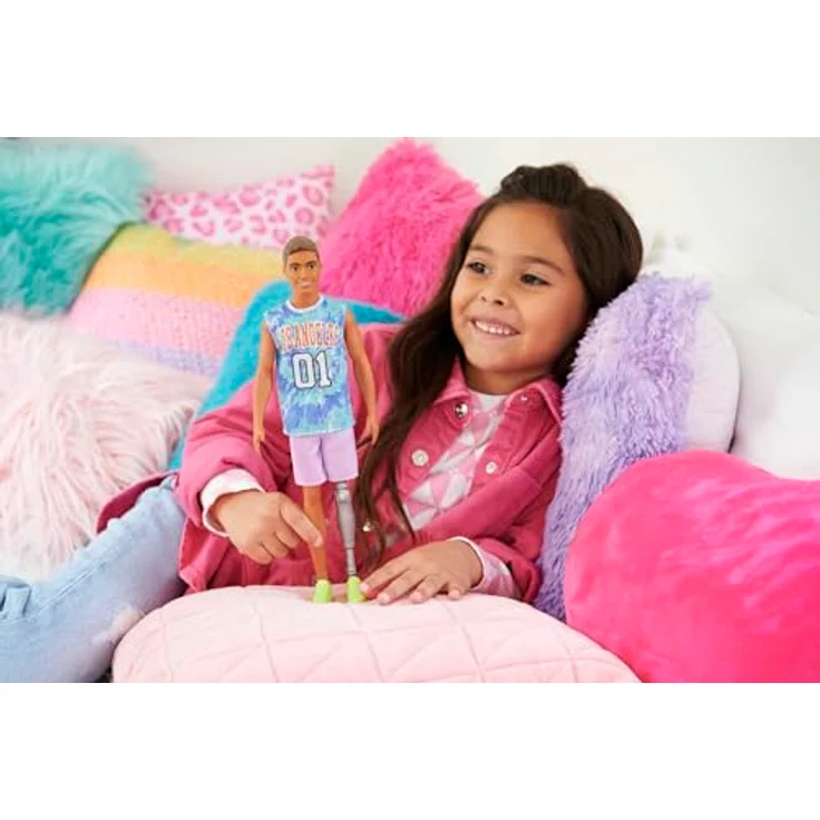 Barbie Ken Fashionistas Puppe Nr. 212 mit Beinprothese in Shirt mit Los Angeles-Aufschrift, fliederfarbenen Shorts und Turnshuhen - HJT11 – Bild 2