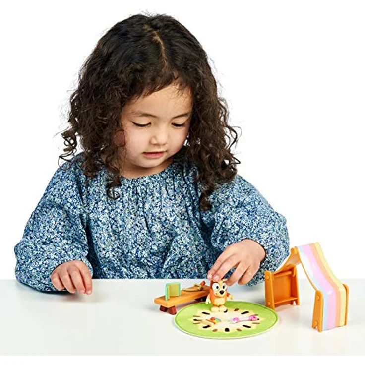 Bluey Bingo's Playroom Offizielles Sammlerspielset mit beweglichem 6,3 cm Bingo-Actionfigur und 6 lustigen Accessoires Kiwi-Teppich, Zelt, Bank, Xylophon, Kralle und Ärztestethoskop – Bild 7