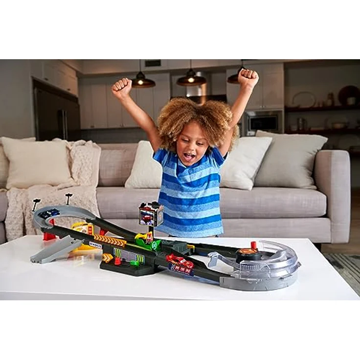 Mattel Disney Pixar Cars Piston Cup Action, Interaktive Rennstrecke mit aufziehbarem Beschleuniger und Siegertreppchen, für Kinder ab 4 Jahren – Bild 2