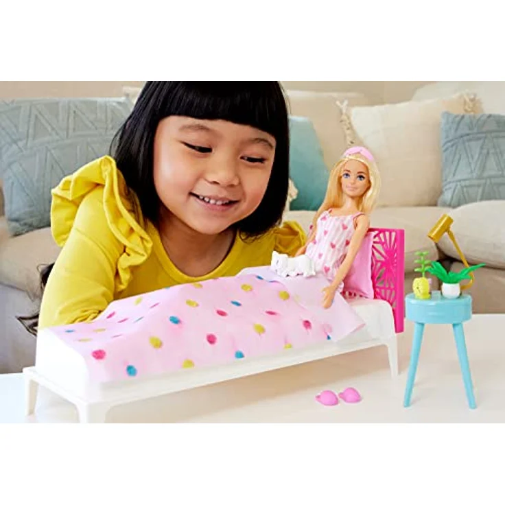 BARBIE Schlafzimmer-Spielset - Puppe, Bett, Schminktisch, Kätzchen und 20 Zubehörteile kreatives Spielen, inklusive flauschigem Bademantel und Hausschuhen, für Kinder ab 3 Jahren, HPT55 – Bild 3