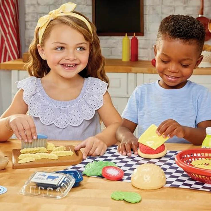 Little Tikes Creative Chefs Cheeseburger und Fries Kit, Rollenspiel-Kochset mit 22 realistischen Utensilien und Make It Mix, geeignet für Jungen und Mädchen ab 3 Jahren – Bild 3