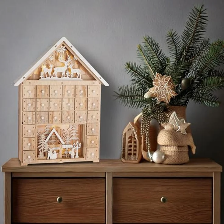 BRUBAKER Adventskalender zum Befüllen - Weihnachtshaus 2024 - Holz mit LED Beleuchtung - Rentiere im Wald, Schnee Dorf mit Kindern - 40 cm Haus Kalender Beleuchtet – Bild 4