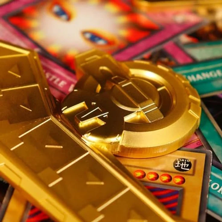 Fanatic Yu-Yu-Gi-Oh! 24K Gold Plated Duel Disk Mini Replica, 18 cm, limitierte Edition mit Ständer (1.996 Stück) – Bild 7