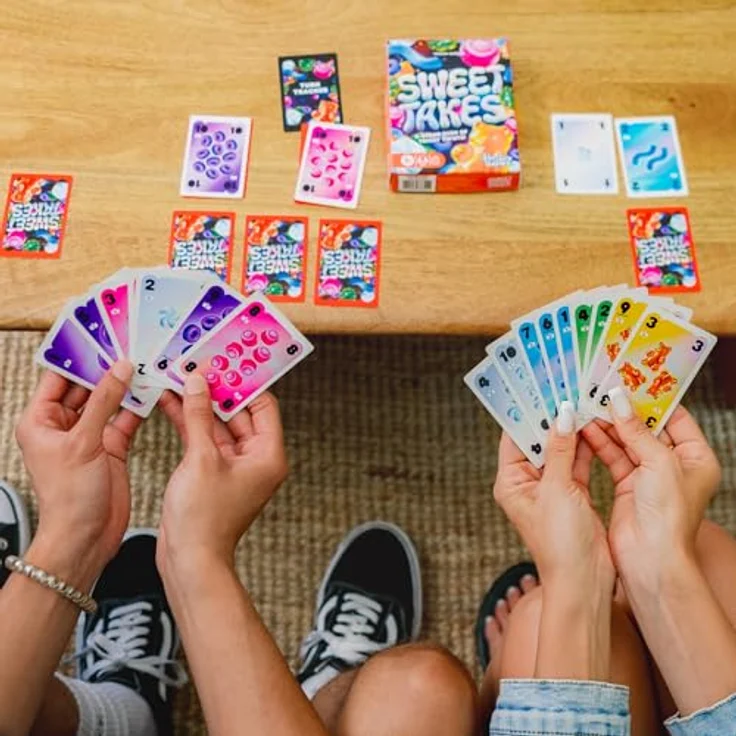 Hasbro Gaming Sweet Takes Kartenspiel - Strategisches Partyspiel für 2 bis 5 Spieler, bunte Karten für Kinder ab 8 Jahren – Bild 5