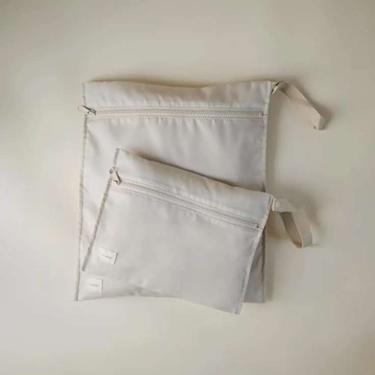 mushie Wasserabweisendes Wet Bag 2er-Set, praktische Aufbewahrungstaschen groß & klein, schnelltrocknend, Druckknopf, für Windeln, Kleidung und Spielzeug (Fog) – Bild 3
