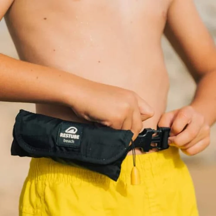 Restube Beach, Aufblasbare Boje mit Notfallpfeife, knallgelb, ultraleicht & kompakt für sicheres Schwimmen mit Familie & Kindern – Bild 4