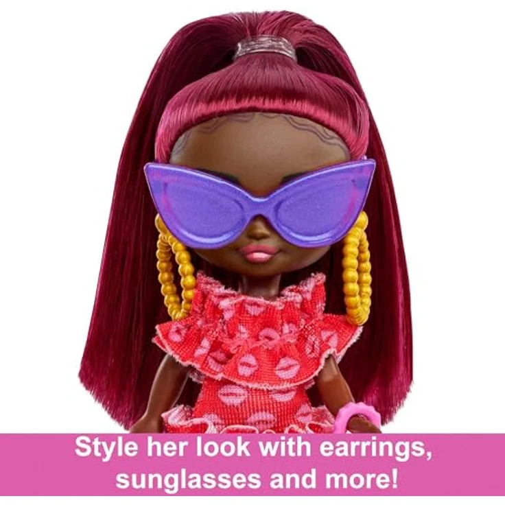 Barbie HLN47 - Extra Mini Minis Puppe mit burgunderroten Haaren und Sonnenbrille, rotes Rüschenkleid, Moden und Accessoires, Puppen Spielzeug ab 3 Jahren – Bild 5