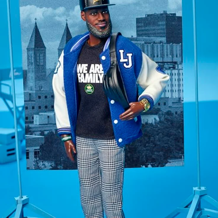 Barbie Anziehpuppe Barbie Signature LeBron James, Kenbassadors Puppe mit Streetwear-Style und Unterstützungsrichtung für die LeBron James Family Foundation – Bild 4