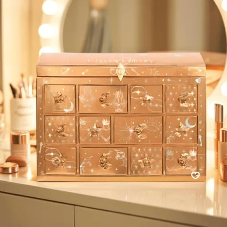 CHARLOTTE TILBURY Adventskalender 2025, MAKE-UP & PFLEGE Set mit 10 Spezialprodukten, inklusive Lippenstift, Setting Spray und Magic Cream Mini – Bild 2