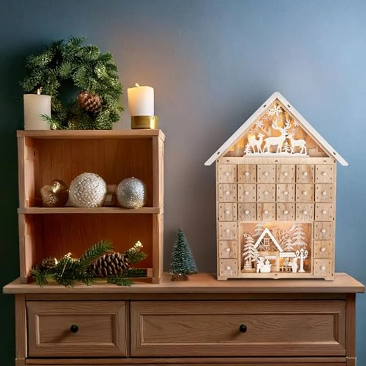 BRUBAKER Adventskalender zum Befüllen - Weihnachtshaus 2024 - Holz mit LED Beleuchtung - Rentiere im Wald, Schnee Dorf mit Kindern - 40 cm Haus Kalender Beleuchtet – Bild 2