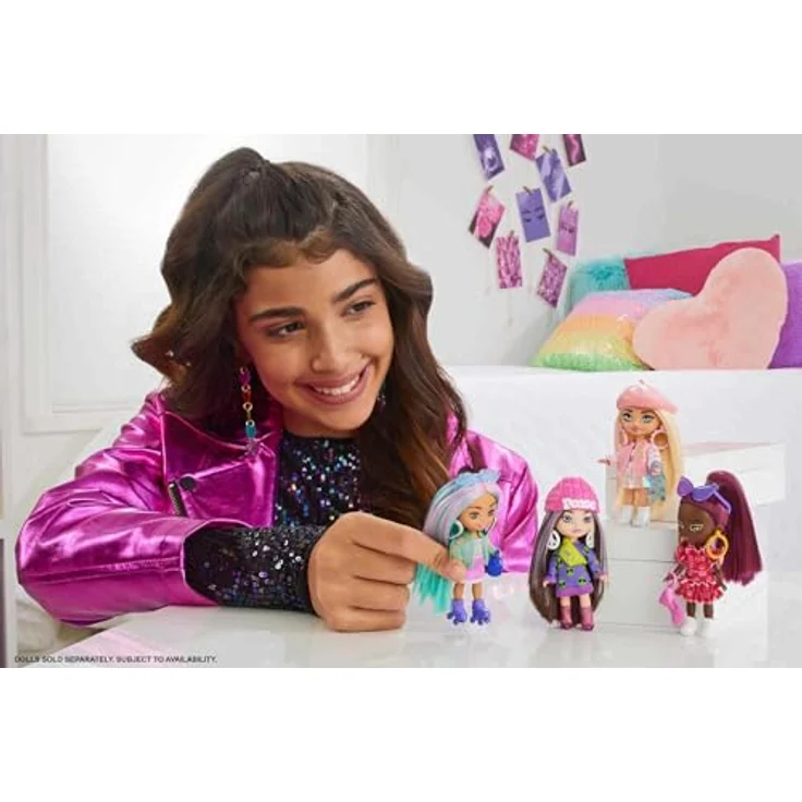 Barbie HLN47 - Extra Mini Minis Puppe mit burgunderroten Haaren und Sonnenbrille, rotes Rüschenkleid, Moden und Accessoires, Puppen Spielzeug ab 3 Jahren – Bild 2