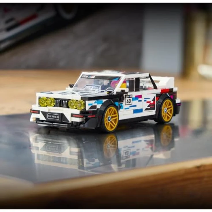 LEGO Speed Champions 77263 BMW M3 (E30) Bausatz, Mehrfarbig, 358 Teile, inkl. 1 Minifigur im BMW-Rennoutfit – Bild 4