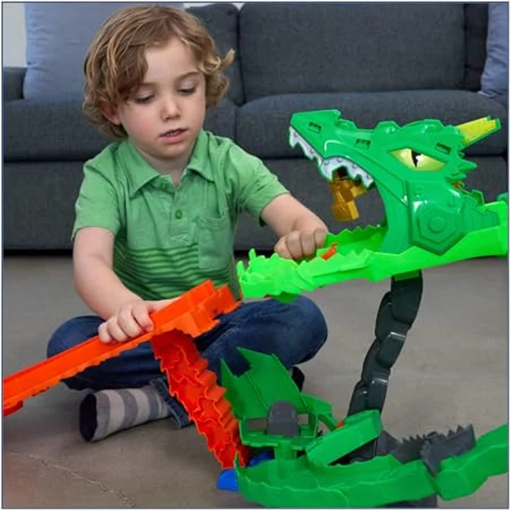 Hot Wheels Sharks vs. Dinos Drachenzerstörungs-Spielset mit Monster Trucks Great Bite und Rageasaur im Maßstab 1:64, inklusive Kettensägen-Spurwechsler und kompatibel mit weiteren Hot Wheels Tracks – Bild 2