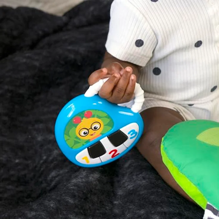 Baby Einstein Cal-a-Pillow™ Tummy Time Aktivitätskissen, Kinderkissen mit 9 multisensorischen Elementen, geeignet für Babys von 0-12 Monaten, abwischbar, dreisprachig (Englisch, Spanisch, Französisch) – Bild 21