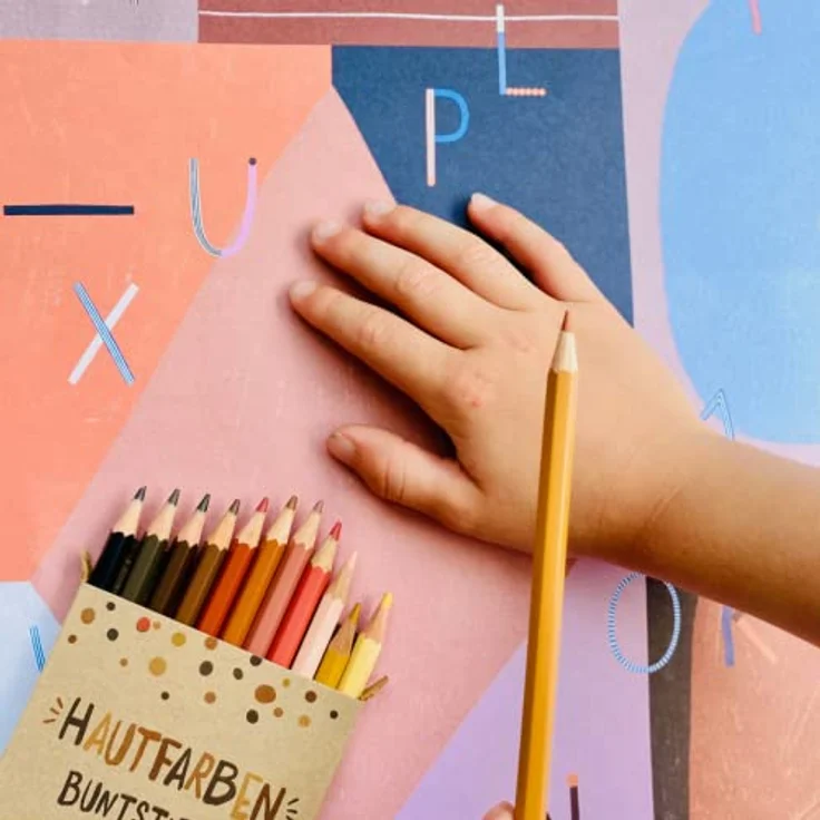 Hautfarben-Buntstifte, Buntstifte für alle, Set mit 12 Buntstiften in unterschiedlichen Farbtönen, nachhaltige Materialien, für Kinder ab 3 Jahren (Deutsch/Englisch) – Bild 4