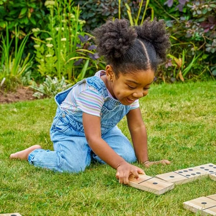 TP Toys Giant Wooden Dominoes, Outdoorspiel für Familien mit 28 handgefertigten Premium-Klötzen aus FSC Holz, für Kinder ab 3 Jahren, ideal für drinnen und draußen – Bild 3