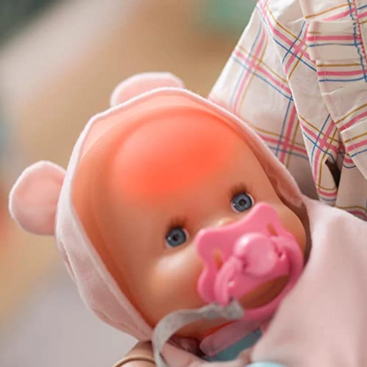 Nenuco - Ist Mein Baby gut zugedeckt?, Babypuppe Weichkörper, die krank Wird, zugedeckt Wird, zittert und Fieber hat, mit Schnuller und Babyschühchen als Pflegezubehör, Famosa (700017360) – Bild 17