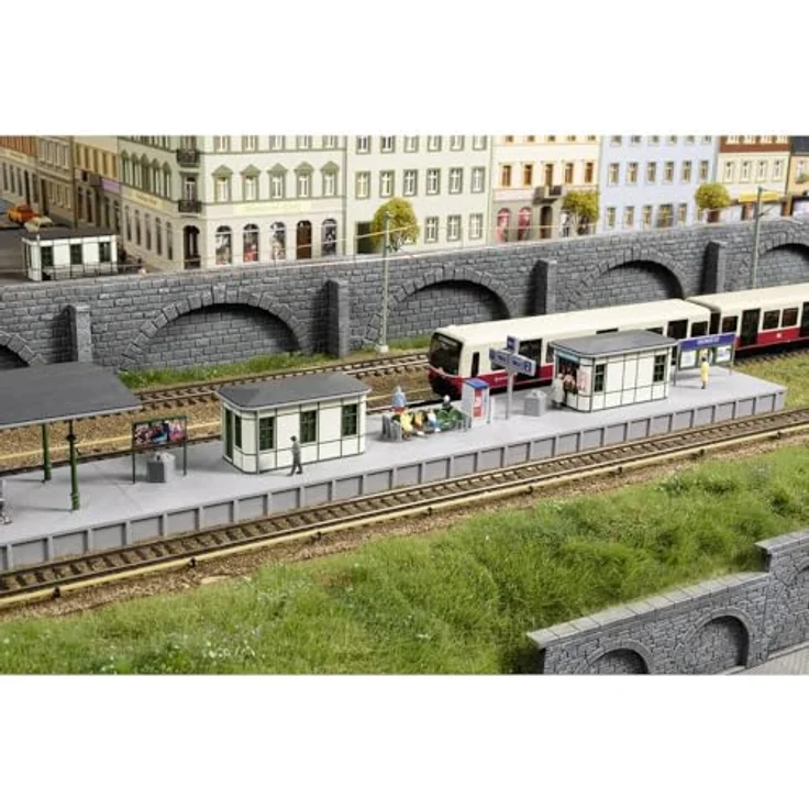 Auhagen 13356 TT S-Bahn Bahnsteigausstattung, Modellbau Zubehör in grünem Stahlfachwerk – Bild 1