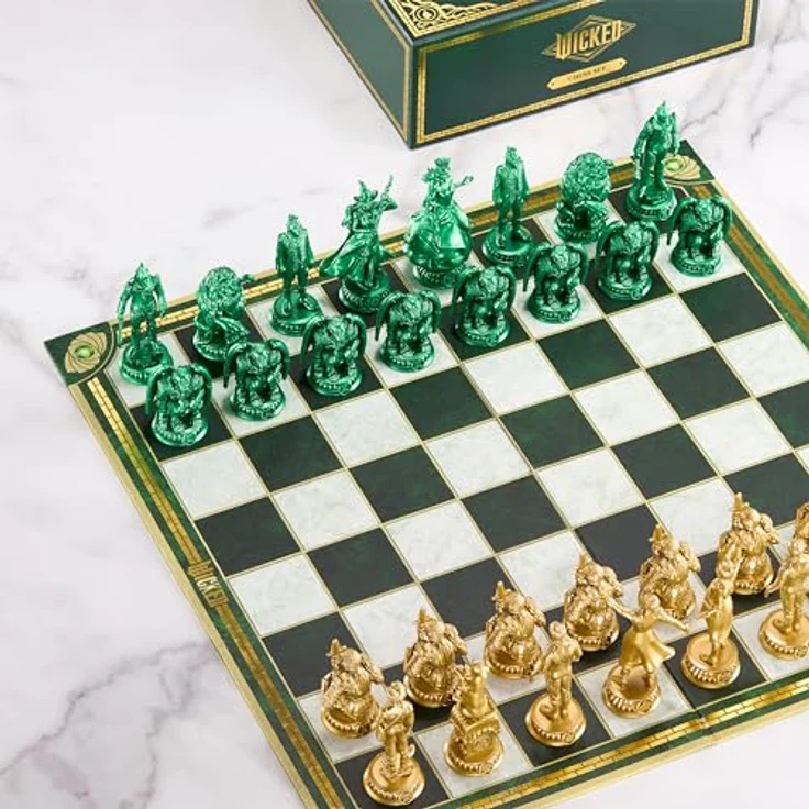 The Noble Collection Wicked: Teil 2 Schachspiel Shiz vs. Emerald City, 32 Kunststofffiguren zwischen 5 und 11 cm, Spielbrett 45 x 45 cm – Bild 3