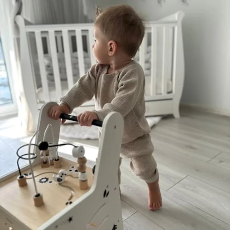 mamabrum Holzpöbel 6in1 Kinderläufer mit Bildungstisch, Motorikschleife, Formensortierer und rutschfesten Rädern, geeignet für Kinder ab 12 Monaten – Bild 5