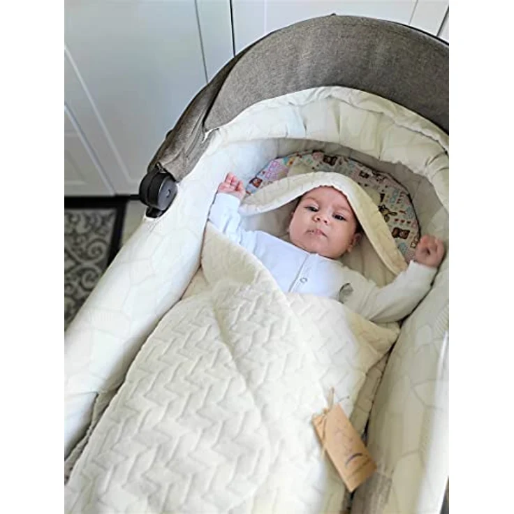 Universelle, weiche Einschlagdecke mit Kapuze für Neugeborene und für Jungen und Mädchen bis ca. 9 Monate. Eignet Sich für Kinderwagen, Babyschale, Kindersitz oder Babybett! Ganzjährig nutzbar. – Bild 8