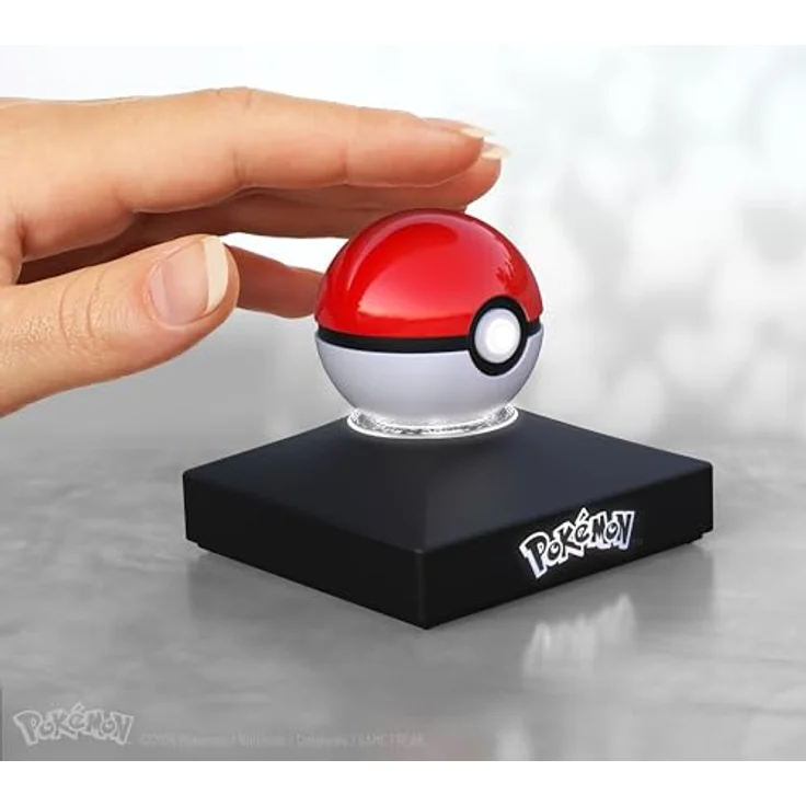 The Wand Company Pokémon - Mini Poké Ball, Druckguss-Replik mit LED-Beleuchtung und mattschwarzem Displayständer, 9 cm – Bild 2